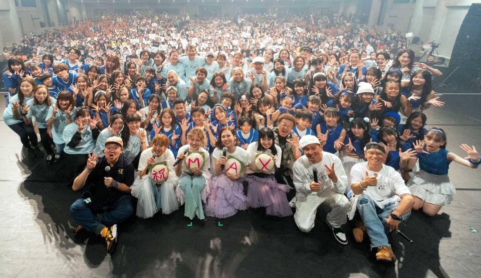 　ＩＳＳＡ、具志堅用高氏らとステージ上で撮影するＭＡＸ