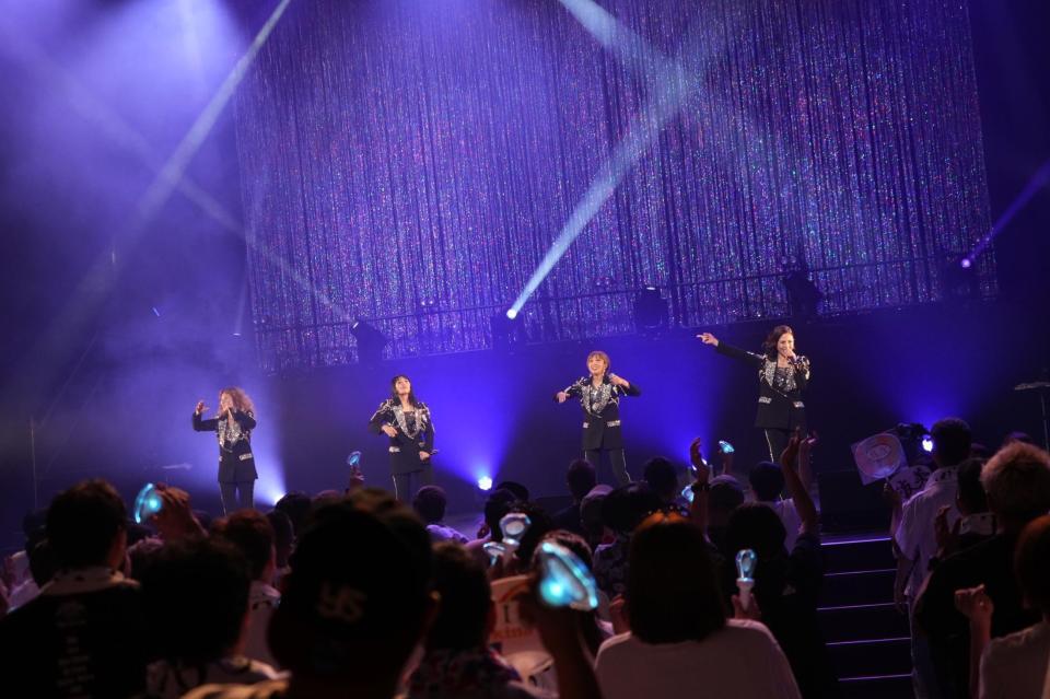 　ステージで躍動したＭＡＸの（左から）ＬＩＮＡ、ＭＩＮＡ、ＲＥＩＮＡ、ＮＡＮＡ