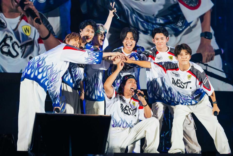 　パフォーマンスするＷＥＳＴ．　Ⓒハヤシマコ