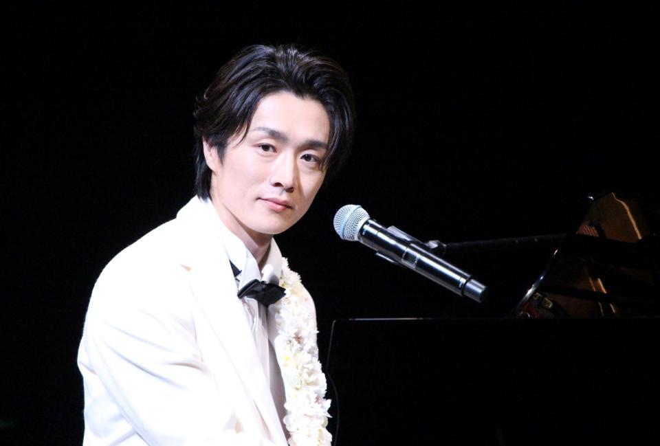 　ピアノを弾き語りした真田ナオキ
