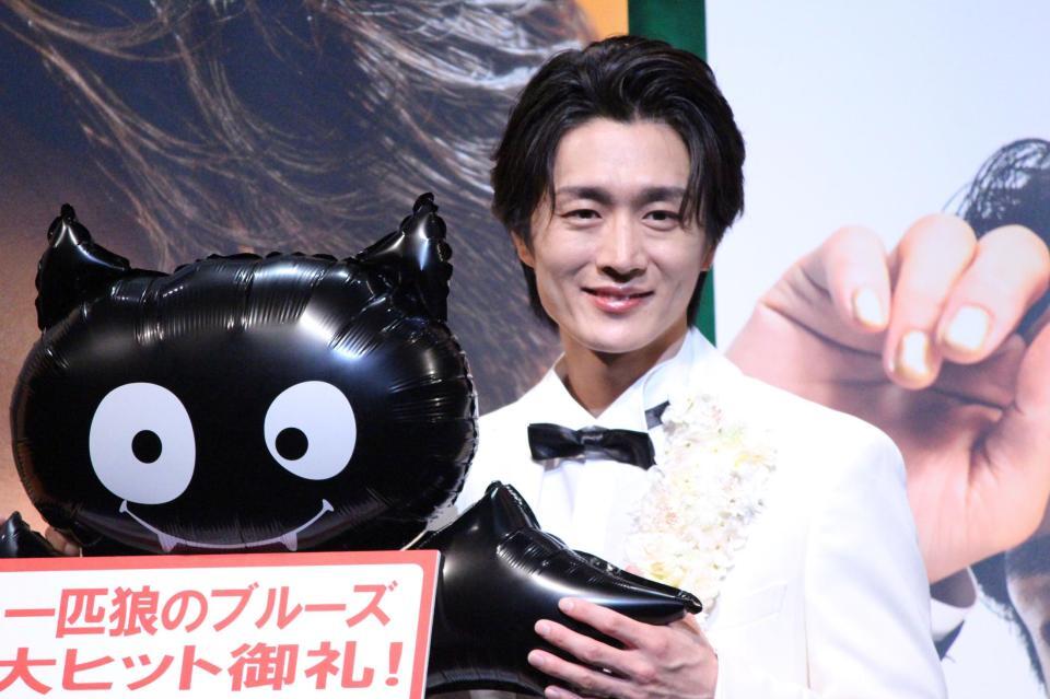 　笑顔を見せる真田ナオキ