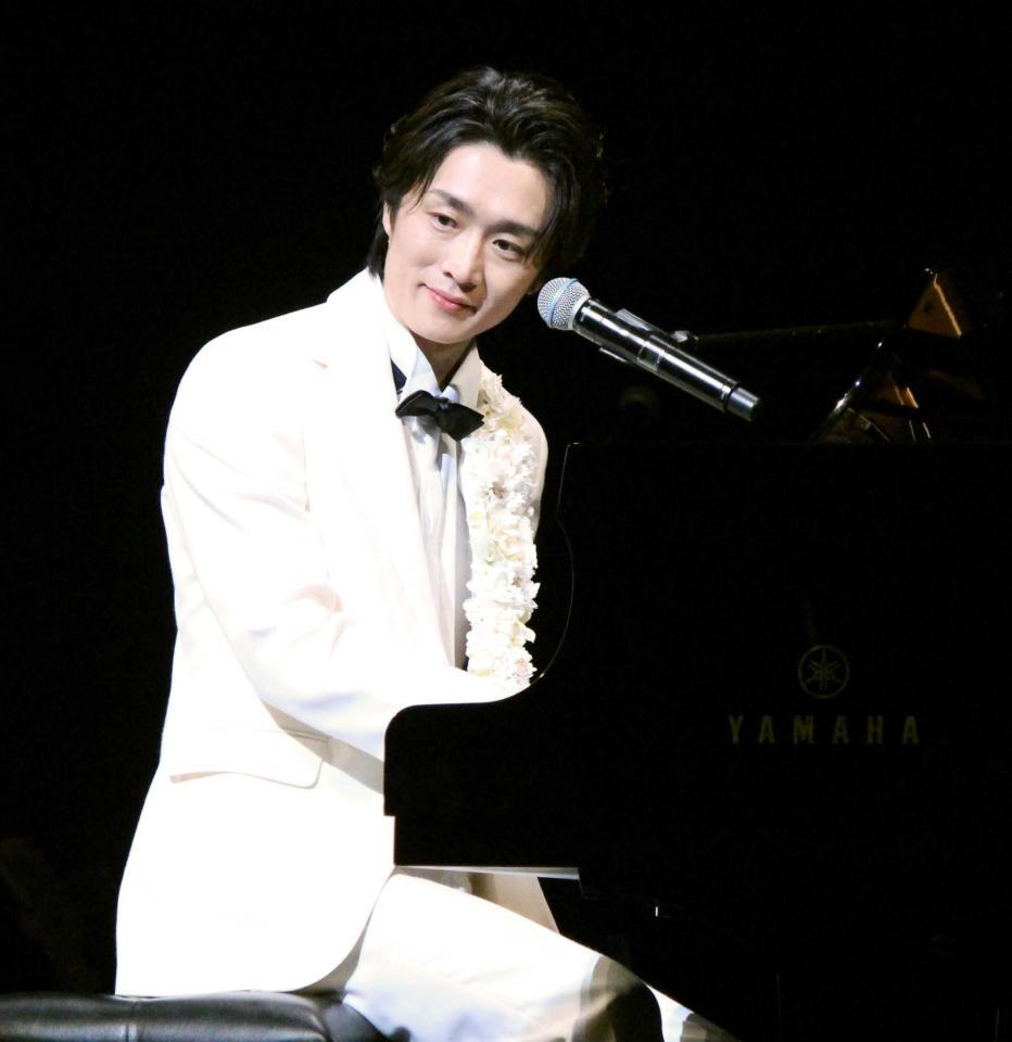 　ピアノの弾き語りを披露した真田ナオキ