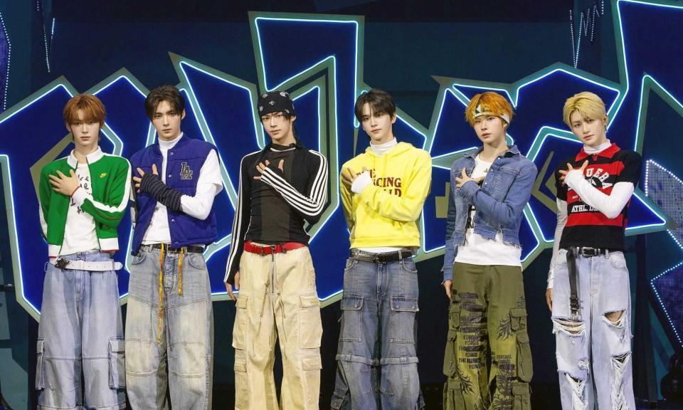 　オンラインショーケースを行ったＴＷＳの（左から）ＨＡＮＪＩＮ、ＹＯＵＮＧＪＡＥ、ＤＯＨＯＯＮ、ＳＨＩＮＹＵ、ＫＹＵＮＧＭＩＮ、ＪＩＨＯＯＮ　Ⓟ＆Ⓒ　ＰＬＥＤＩＳ　Ｅｎｔｅｒｔａｉｎｍｅｎｔ