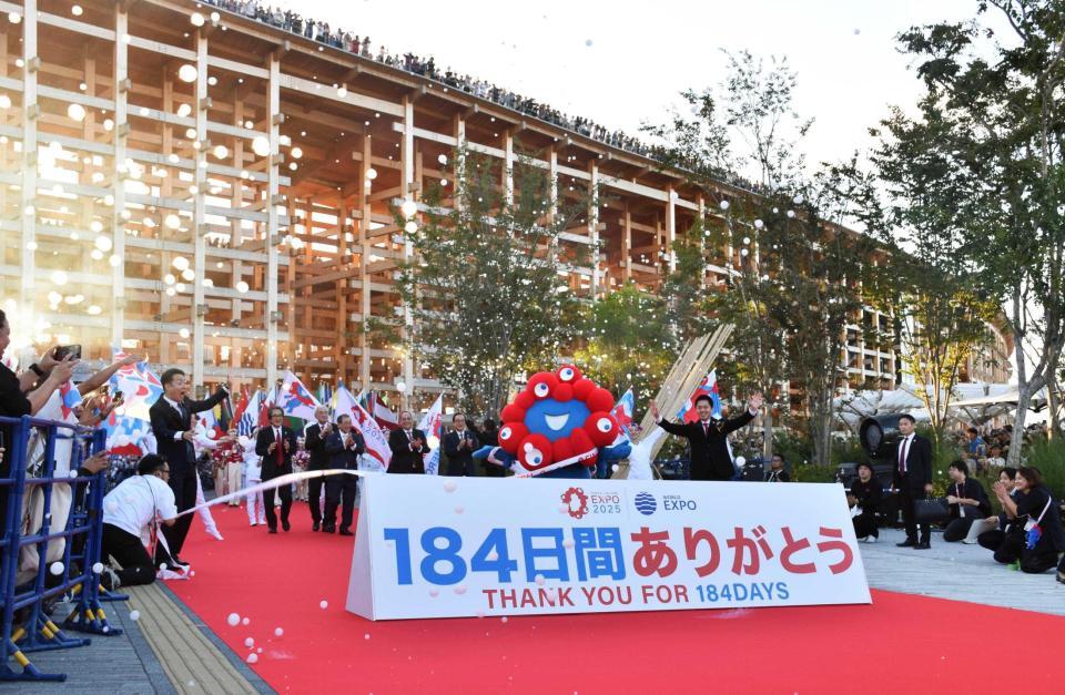 　閉幕日を迎えた大阪・関西万博会場で行われたパレード