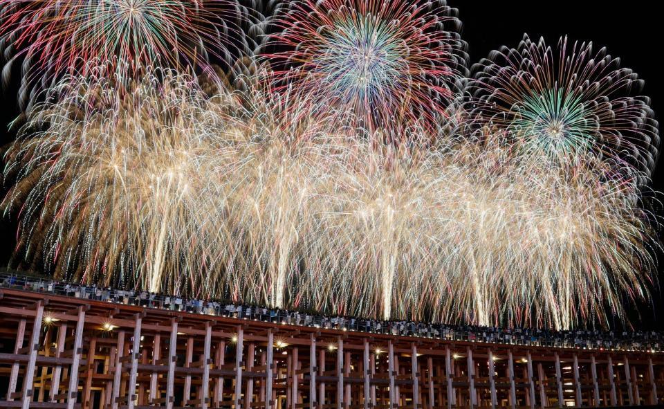 　閉幕日を迎えた大阪・関西万博の会場で打ち上げられた花火