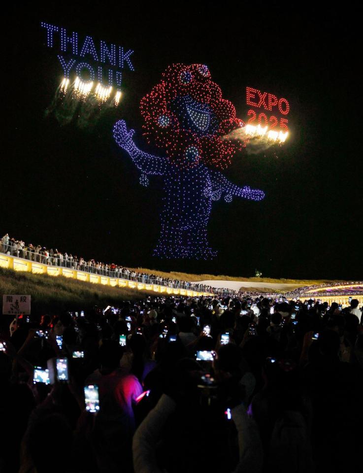 　閉幕日のドローンショーで夜空に浮かび上がったミャクミャク