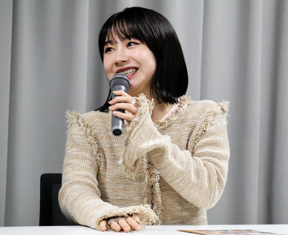 　質問に笑顔で答える石田亜佑美