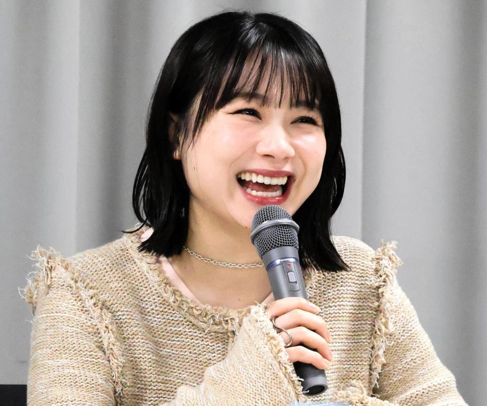 　出演舞台について笑顔で語る石田亜佑美