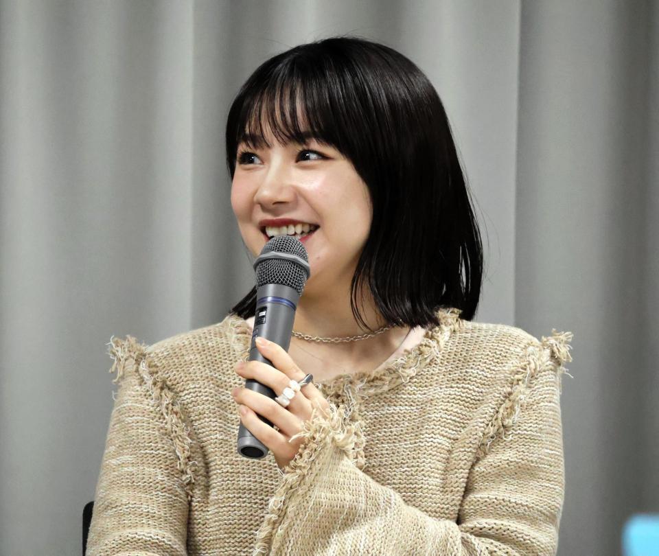 　笑顔で質問に答える石田亜佑美