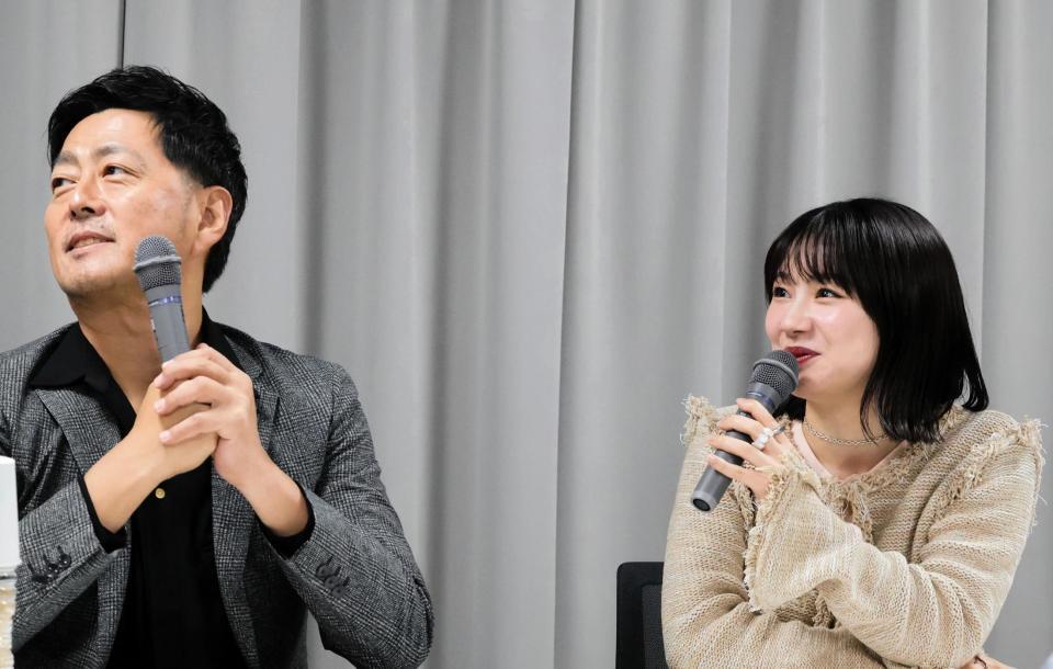 　出演舞台について語る宅間孝行（左）と石田亜佑美