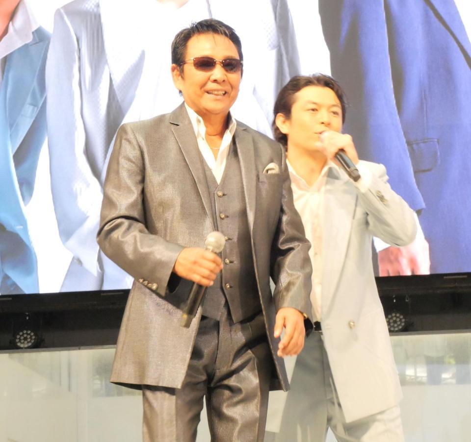 　サングラスを付けてオーラ満載でサプライズ登場した山本譲二（左）と東京力車の石橋拓也