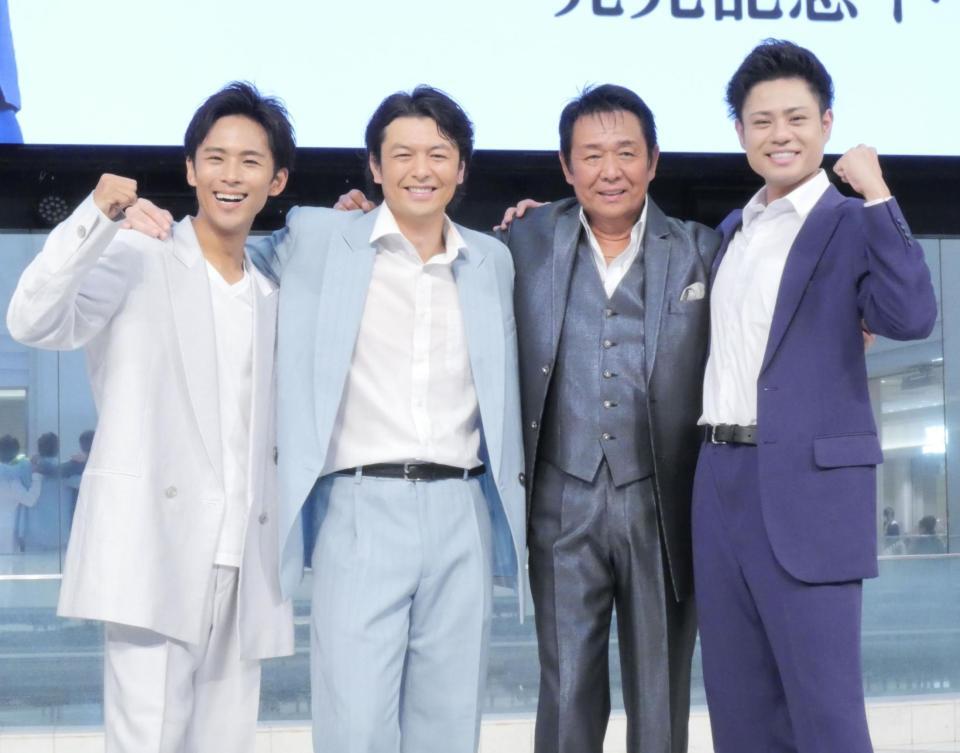 　肩を組んで撮影に応じた（左から）白上一成、石橋拓也、山本譲二、田井裕一