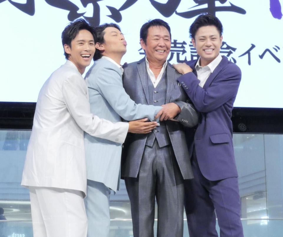 　仲良くくっつき撮影に応じた（左から）白上一成、石橋拓也、山本譲二、田井裕一