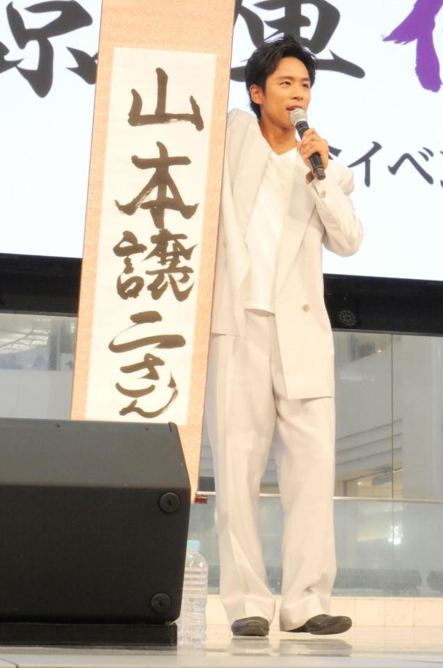 　今年１年で頑張ってきた出来事の第１位に山本譲二の名を上げてトークする東京力車の白上一成