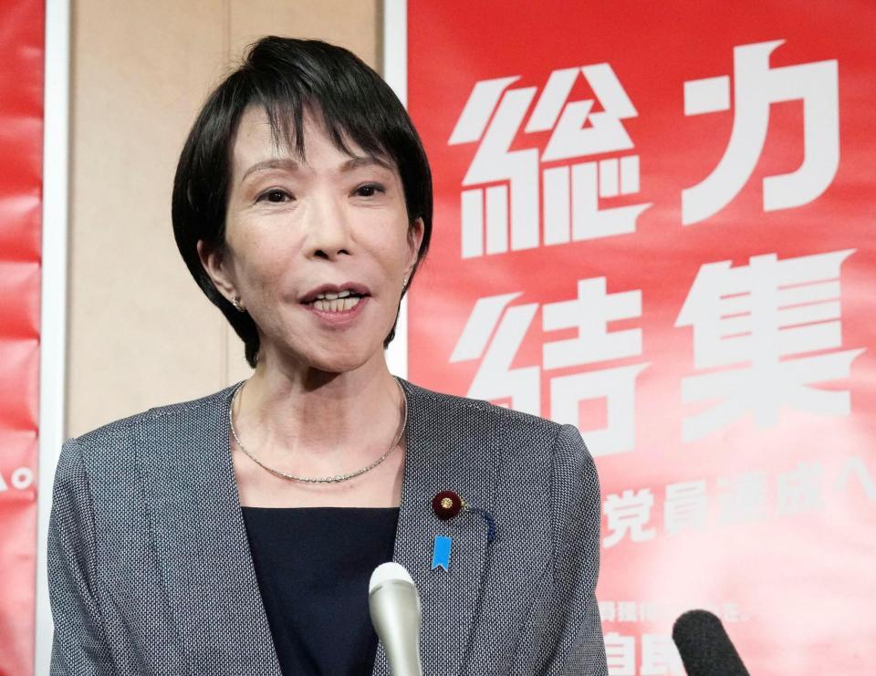 　両院議員総会、懇談会を終え、記者団の取材に応じる自民党の高市総裁＝14日午後、東京・永田町の党本部