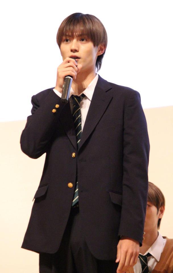 　制作発表に出席した簡秀吉