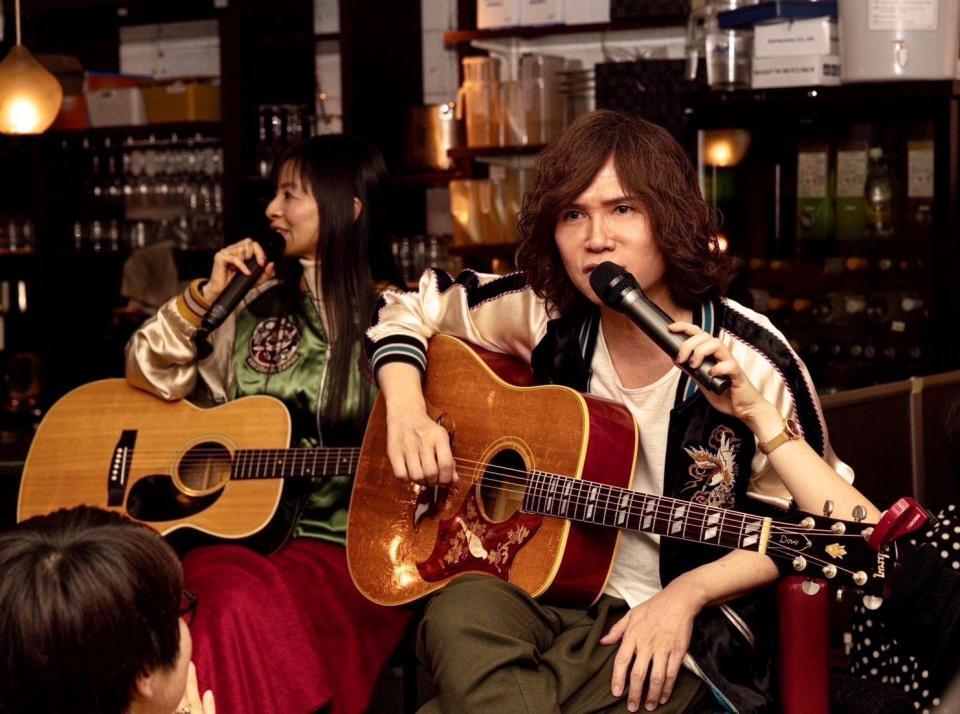 ２０２３年12月、都内で初のコラボ弾き語りをした当時の園山真希絵（左）とＴＡＫＥＳＨＩ氏