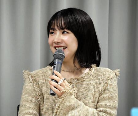 　笑顔で質問に答える石田亜佑美
