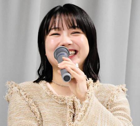 　出演舞台への意気込みを笑顔で語る石田亜佑美