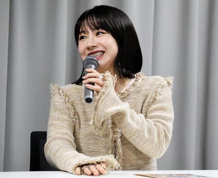 　質問に笑顔で答える石田亜佑美
