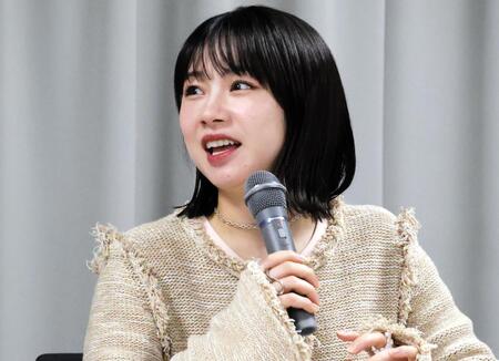 　出演舞台についての取材に応じる石田亜佑美