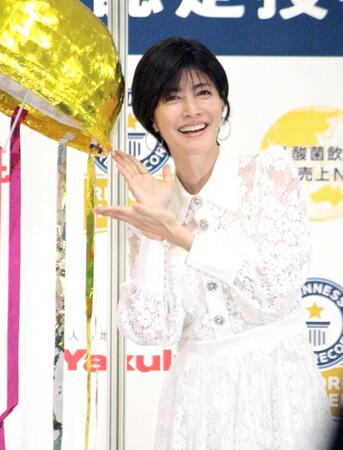 　くす玉を割った内田有紀