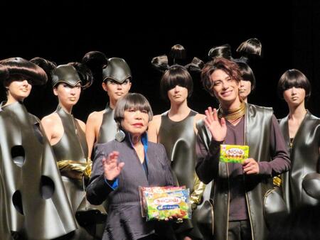 　「きのこの山」をイメージしたファッションショーを行ったコシノジュンコ氏（中央左）とモデルを務めた森崎ウィン（同右）