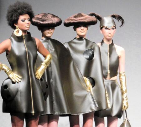 　「きのこの山」をイメージしたファッションに身を包むモデルたち