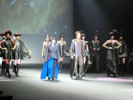 　「きのこの山」をイメージしたファッションで登場した森崎ウィン（中央右）とデザインしたコシノジュンコ氏（同左）