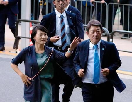 　自民党の鈴木貴子氏（左）と茂木敏充氏＝９月、東京・秋葉原