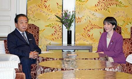 　会談に臨む自民党の高市総裁（右）と立憲民主党の野田代表