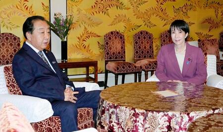 　会談に臨む自民党の高市総裁（右）と立憲民主党の野田代表