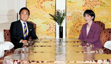 　会談に臨む自民党の高市総裁（右）と国民民主党の玉木代表