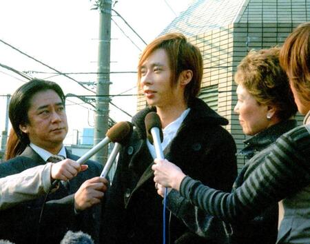 神妙な面持ちで復帰会見した、いしだ壱成＝２００３年撮影