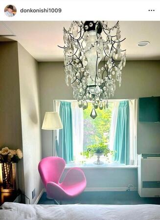 さすがの別荘。寝室にはシャンデリア！小西良幸のインスタグラム＠ｄｏｎｋｏｎｉｓｈｉ１００９より 