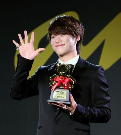 　トロフィーを手に笑顔を見せるなにわ男子・大橋和也（撮影・石井剣太郎）