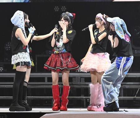 　感極まる米村姫良々（左から３人目）のもとに駆け寄るＯＣＨＡ　ＮＯＲＭＡのメンバー（撮影・持木克友）