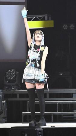 　目を潤ませながら手を振るＯＣＨＡ　ＮＯＲＭＡ・斉藤円香（撮影・持木克友）