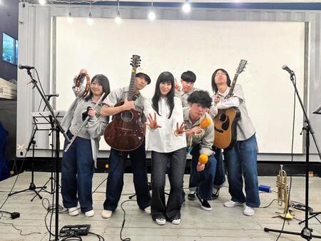 　少年キッズボウイの（左から）服部、山岸、 アキラ、きもす、こーしくん、カツマタ