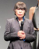 　「きのこの山」をイメージしたファッションショーを開催したコシノジュンコ氏
