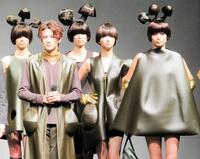 　「きのこの山」をイメージしたファッションに身を包む森崎ウィンらモデルたち