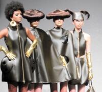 　「きのこの山」をイメージしたファッションに身を包むモデルたち