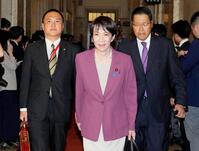 　国民民主党の玉木代表との会談を終え、部屋を出る自民党の高市総裁（中央）