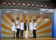 　荷物室を改造した舞台に立つ（右から）こんばらさん、里見まさと、桂三枝、ぼんちおさむ、濱家隆一、山内健司＝２０１１年７月