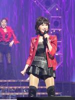 　パフォーマンスを行う山本リンダ