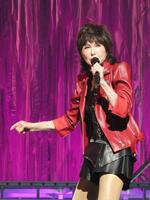 　パフォーマンスを行う山本リンダ