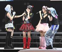 　感極まる米村姫良々（左から３人目）のもとに駆け寄るＯＣＨＡ　ＮＯＲＭＡのメンバー（撮影・持木克友）