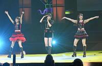 　ステージを盛り上げるＯＣＨＡ　ＮＯＲＭＡ（撮影・持木克友）