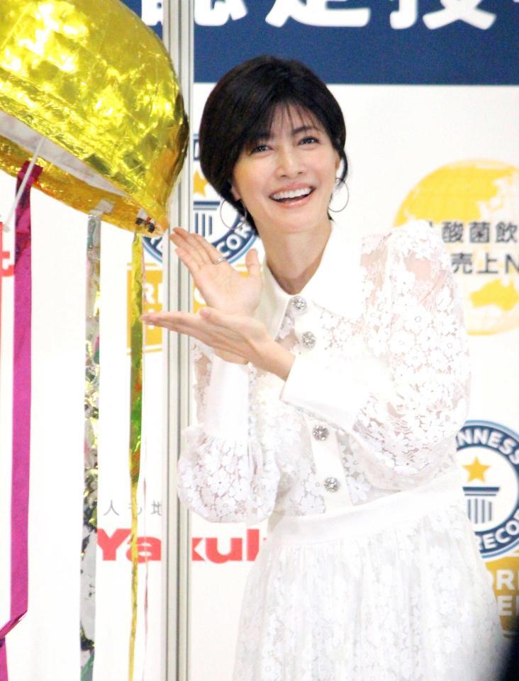 　くす玉を割った内田有紀