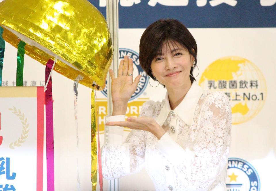 　くす玉を割った内田有紀